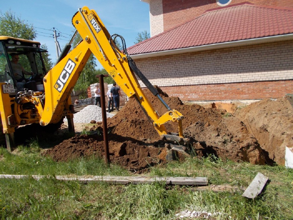 Экскаватор-погрузчик JCB копает. Копка траншеи JCB. Экскаватор-погрузчик JCB копка траншей. Трактор копает траншею JCB.