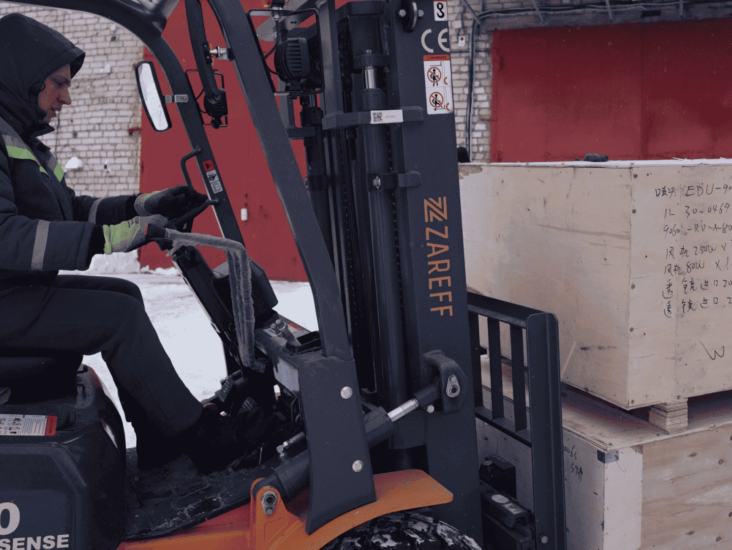 Сотрудник зарев транспортирует станки