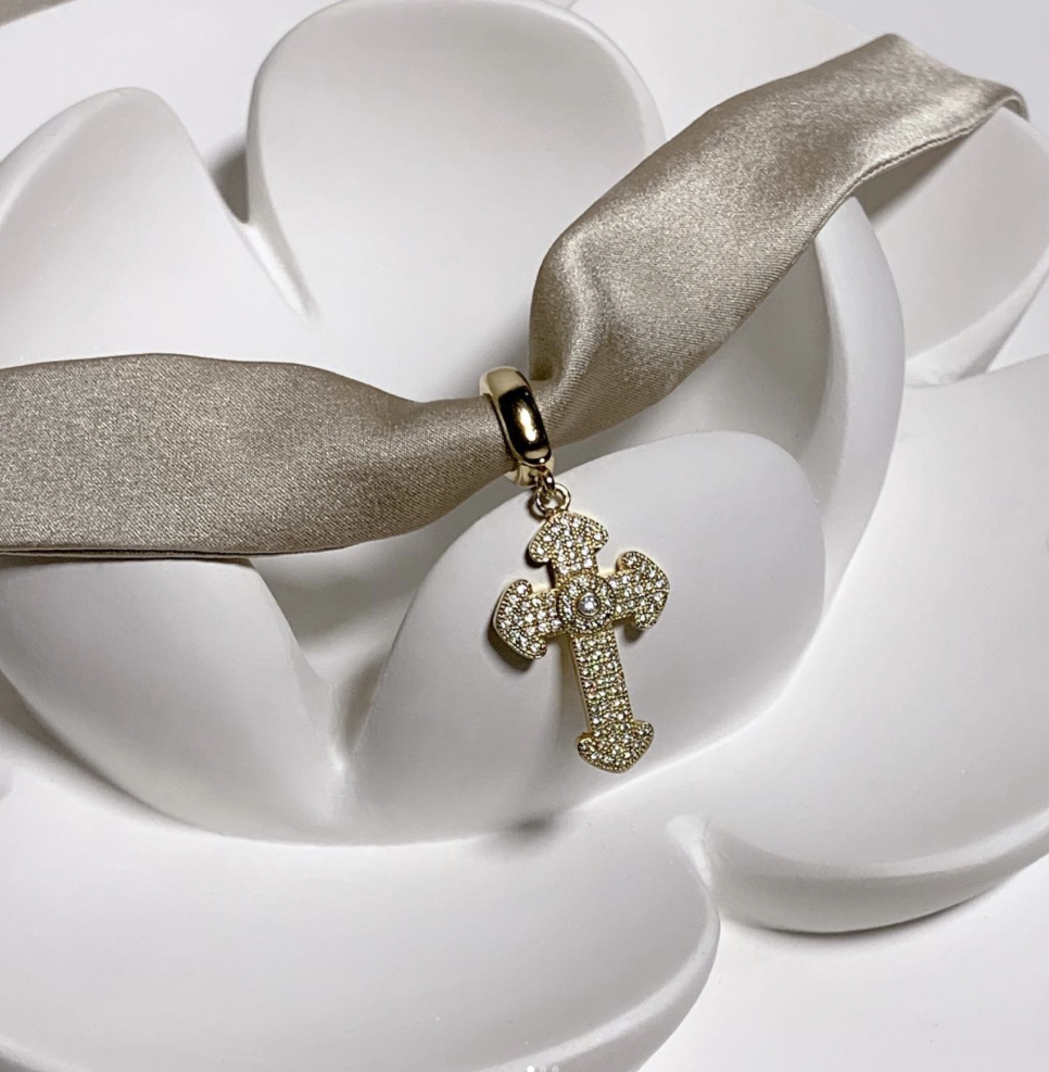 бежевый шелковый чокер с мальтийским золотым крестом со стразами