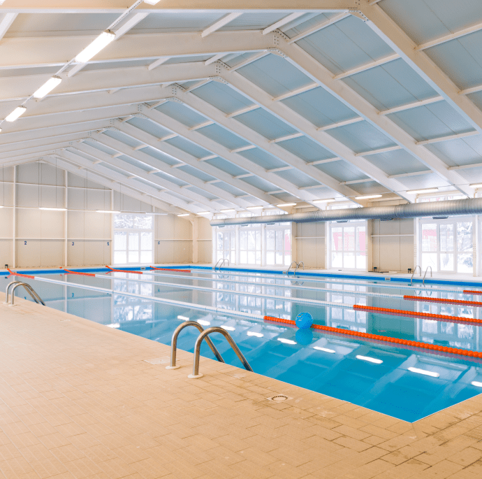 Общественный бассейн с 4 дорожками для плавания