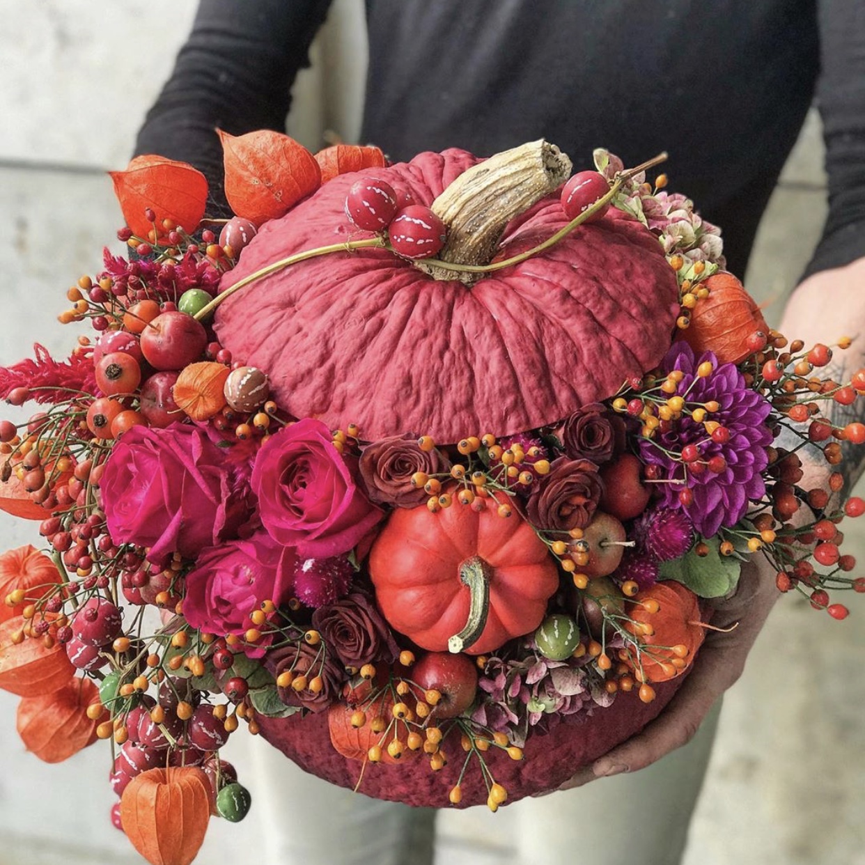 Осенняя композиция из цветов украсить выпечку
