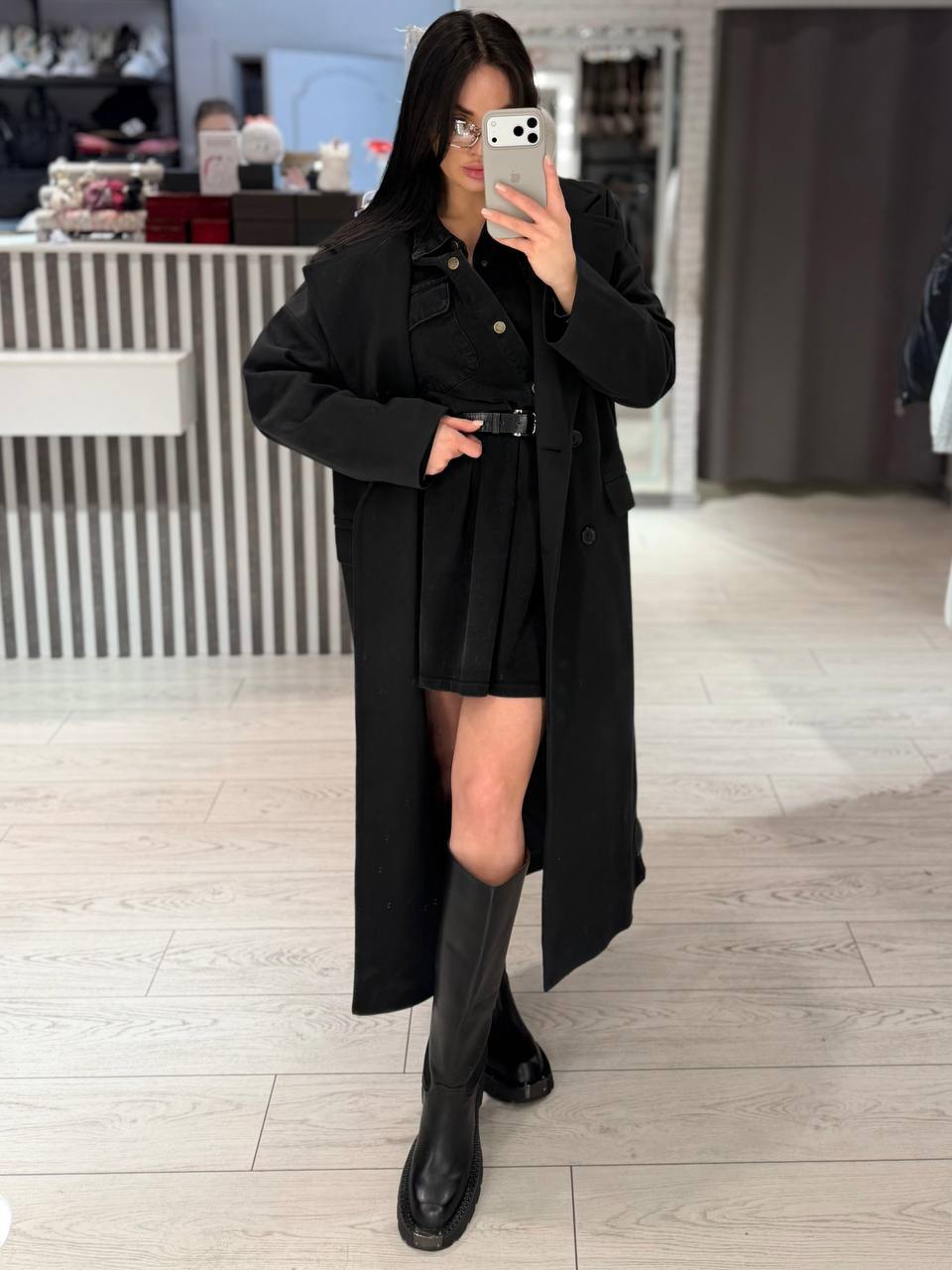 Пальто и чёрное платье-мини — образ из шоу-рума TopNotchShop, Братск