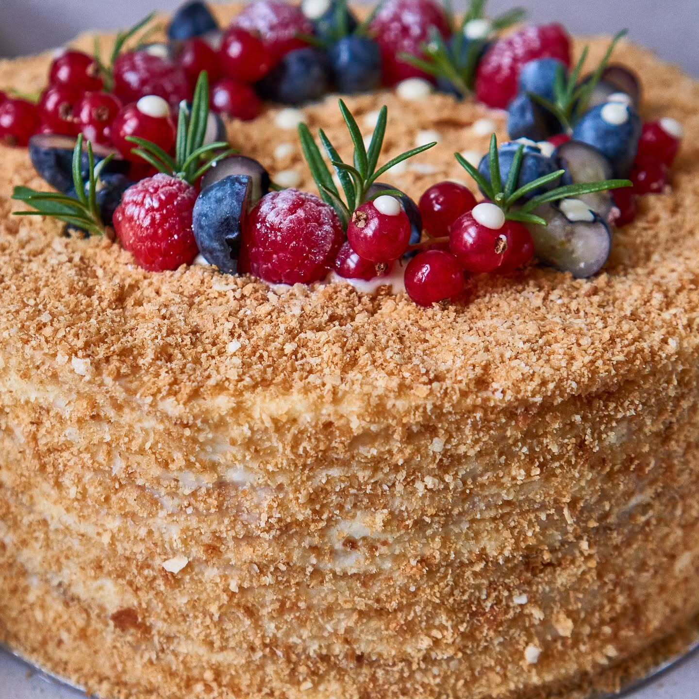 Zdobená medová narodeninová torta