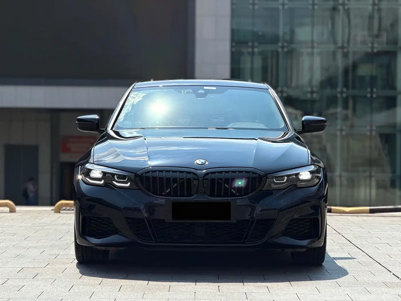 BMW 325i G20 2022 M Sport Shadow Edition — вид спереди, фары и чёрная решётка радиатора