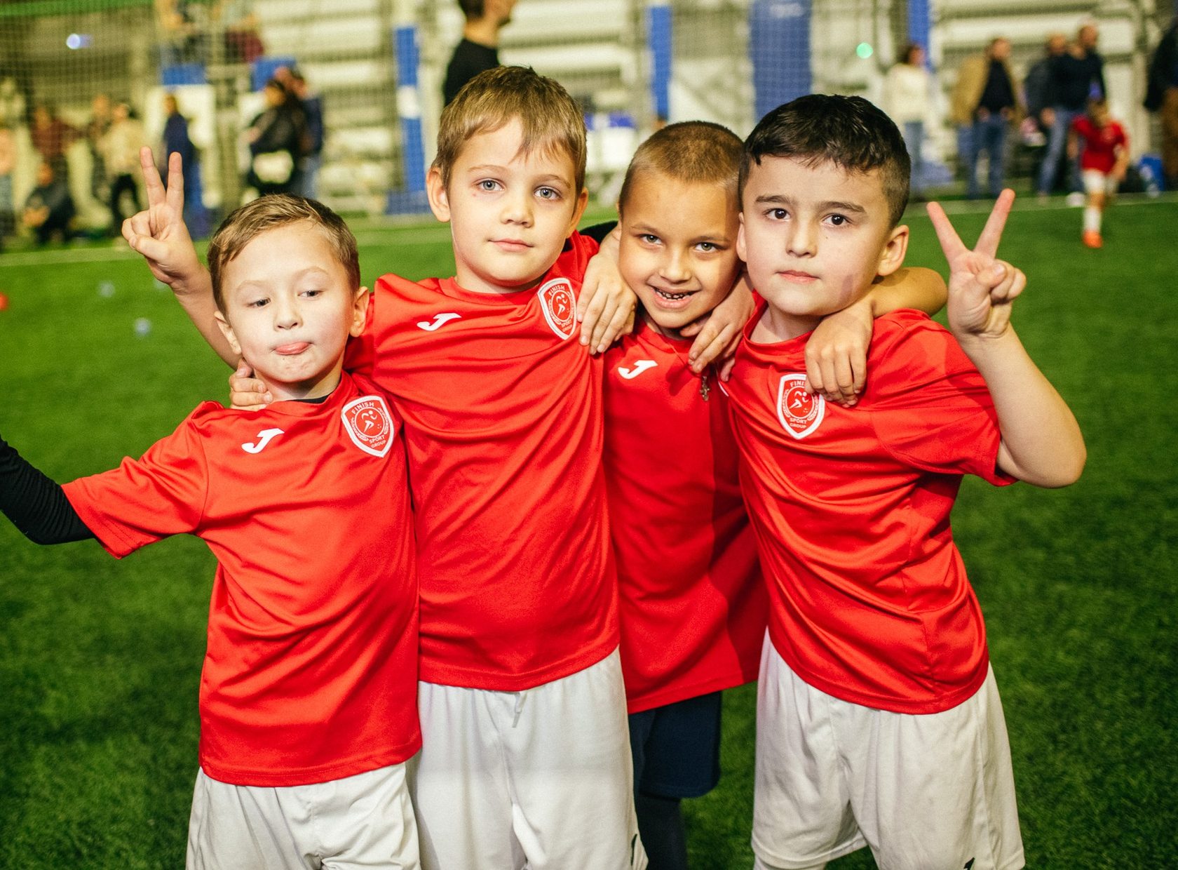 Лучшие футбольные школы. Детская футбольная команда. Футбольная команда дети. Футбольная школа для детей. Команды футбола дети.