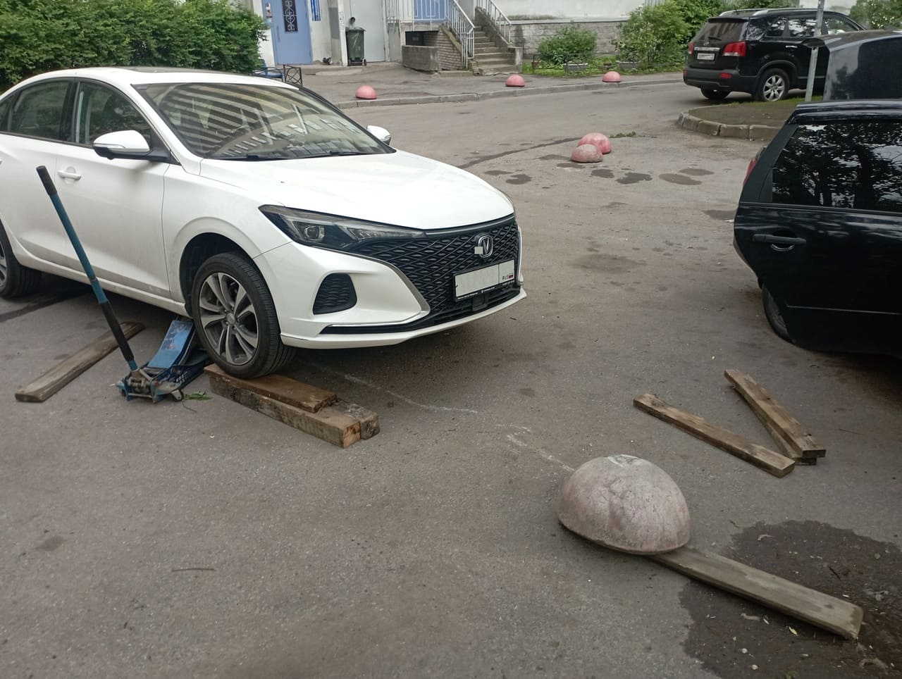 Эвакуация автомобиля Чанган с полусферы, на улице Коллонтай в Невском районе Санкт-Петербурга