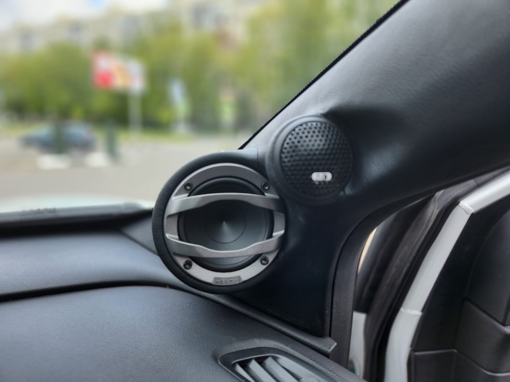 установка автозвука джили кулрей