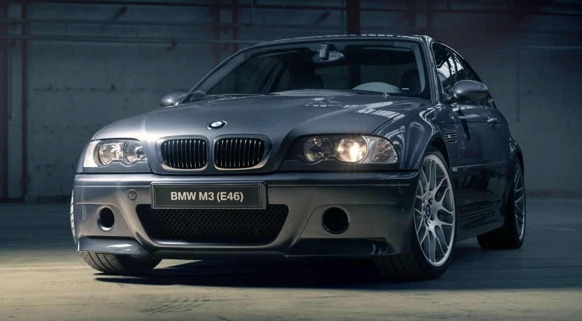 BMW M3 купе E46 2000 года в гоночной раскраске - эталон спортивного седана. символ роскоши и технологий 2000-х годов
