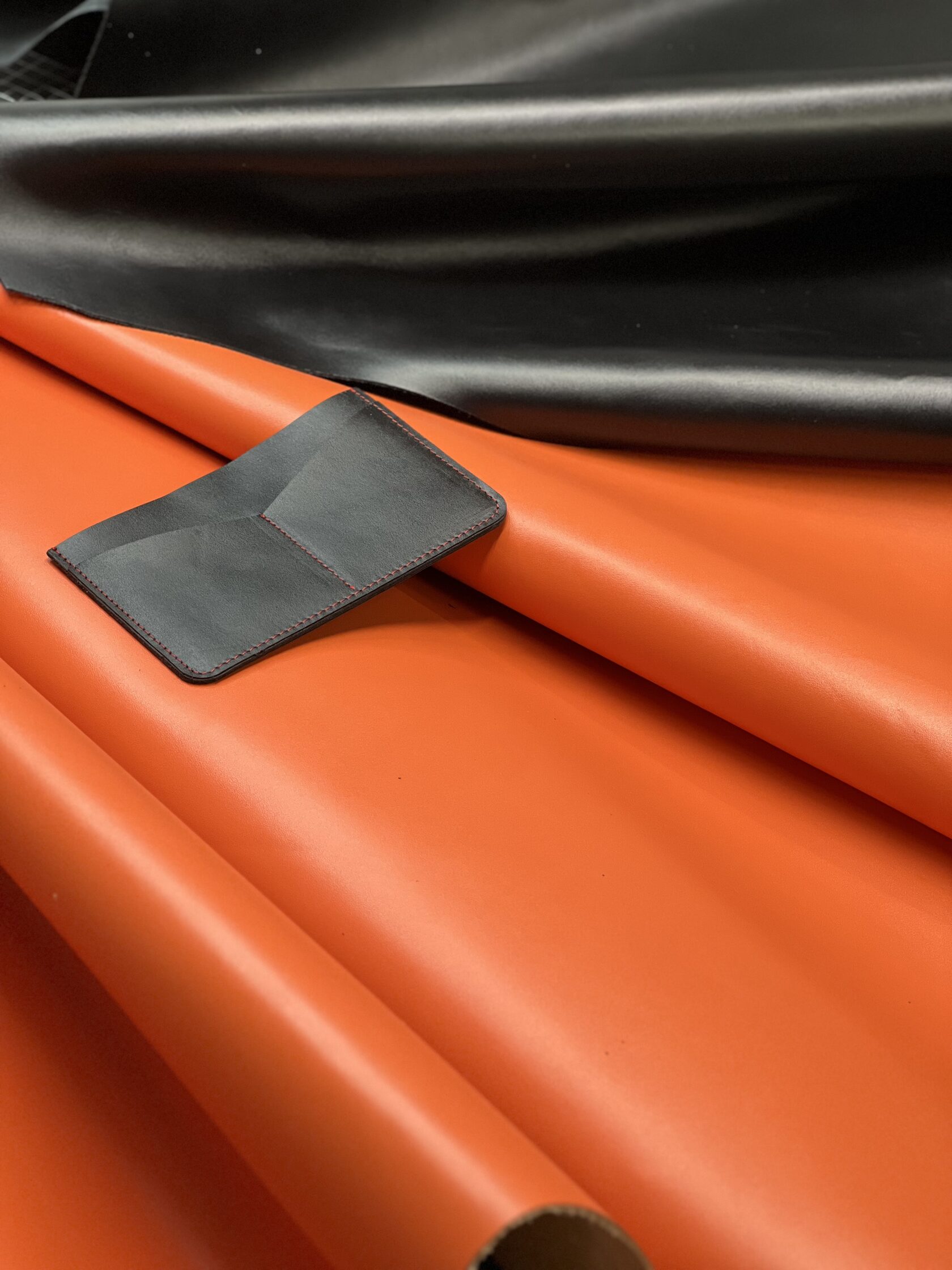 Процесс создания изделия из кожи в ателье VLKV