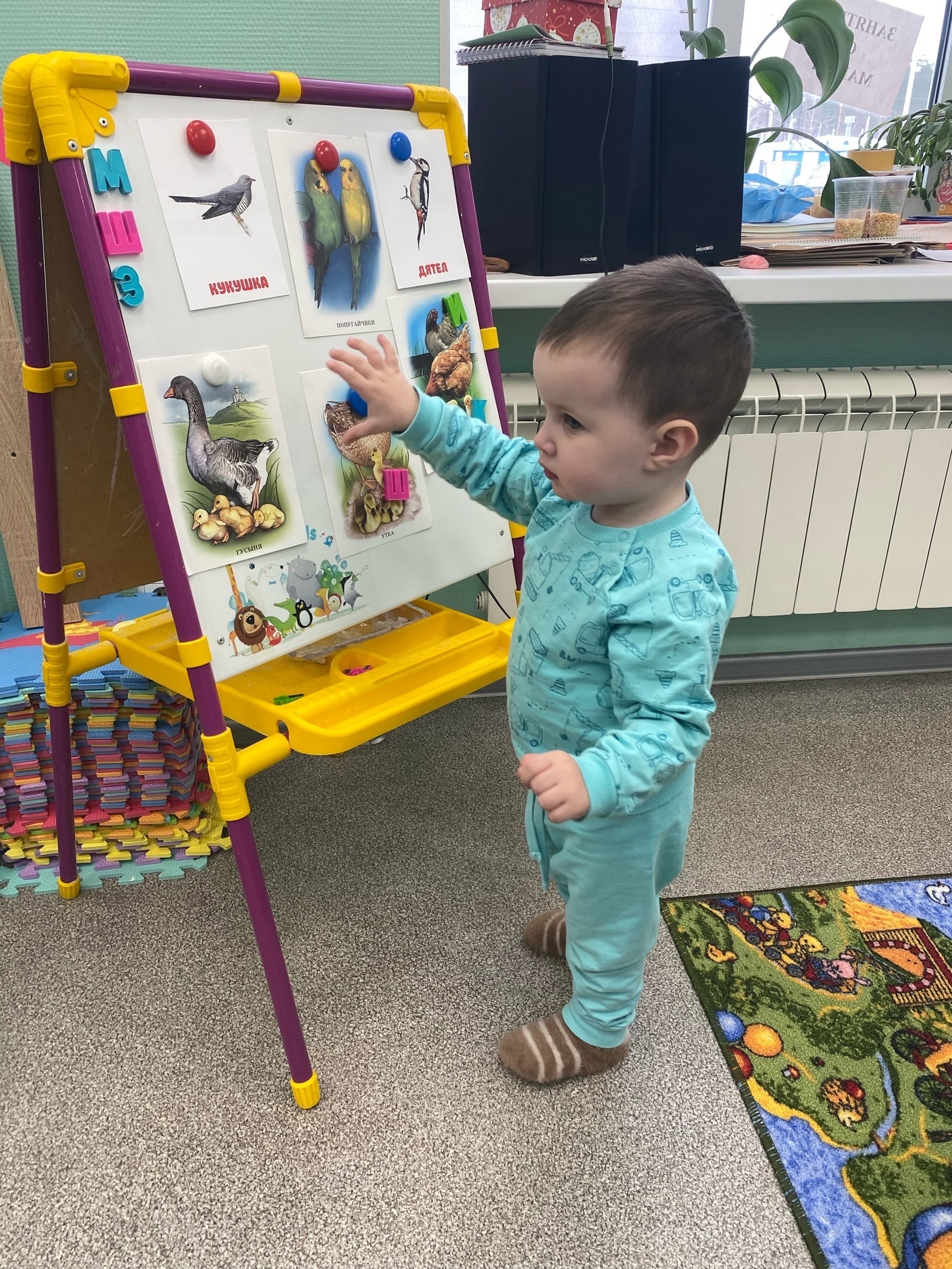 Малыш у доски в детском центре