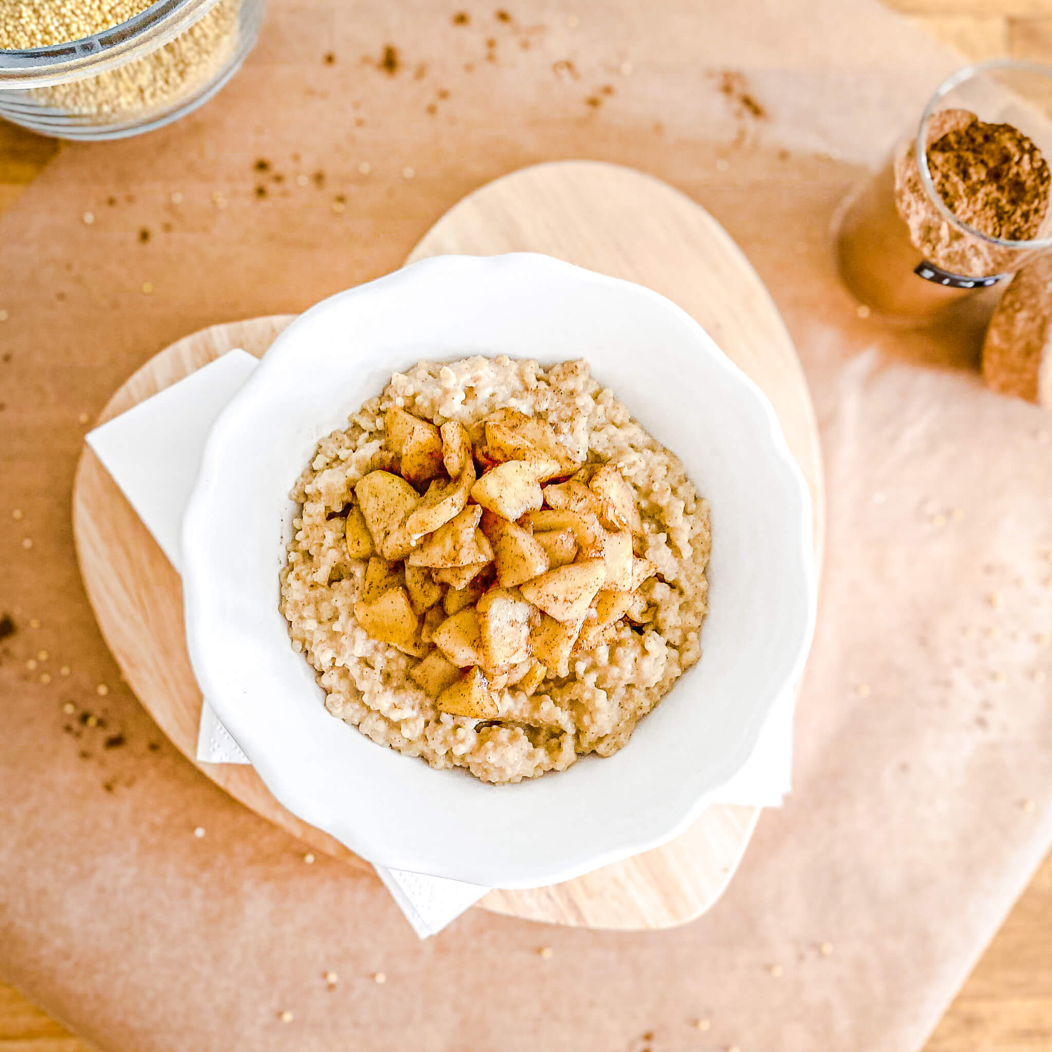 Bratapfel-Hirse-Porridge in tiefem weißen Teller