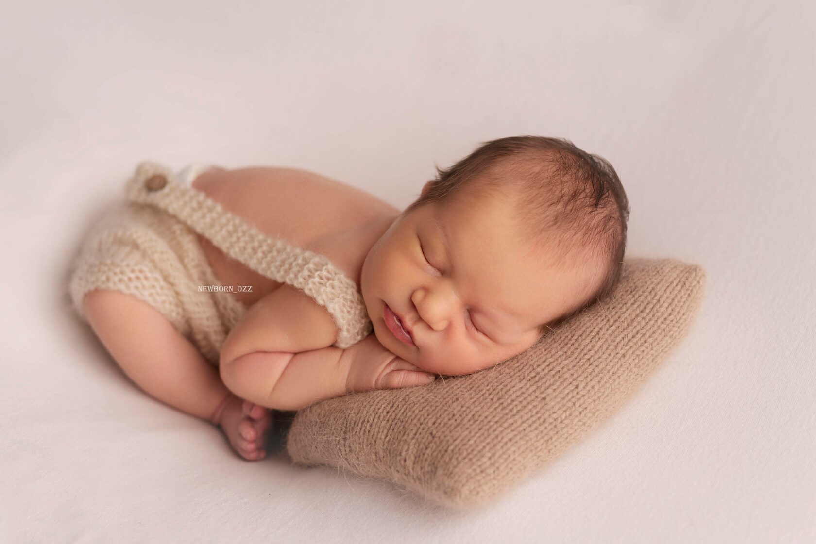 Ньюборн-фото – новорожденный на подушке