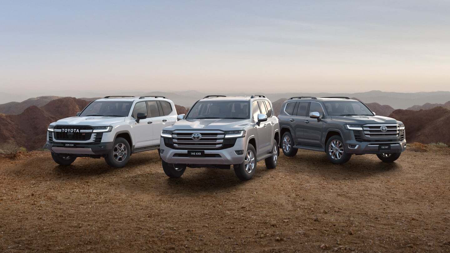 Три Toyota LandCruiser 300 на фоне гор