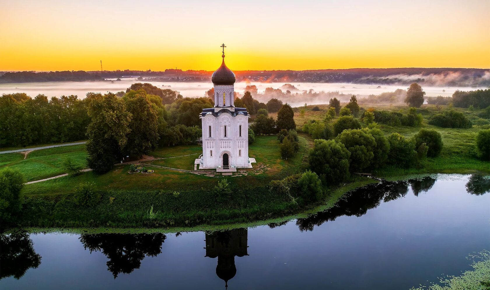 Церковь Покрова на Нерли на рассвете