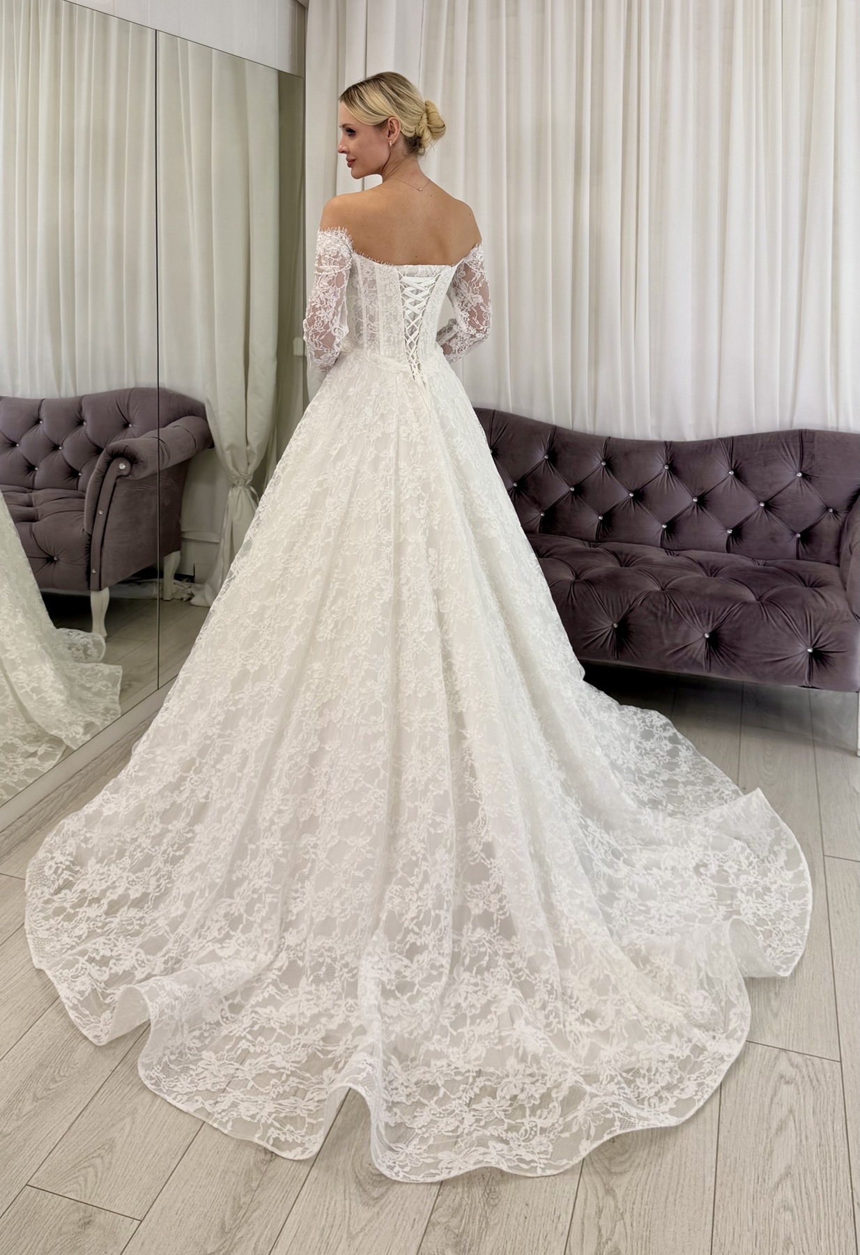 кружевное свадебное платье со шлейфом Батайск прокат