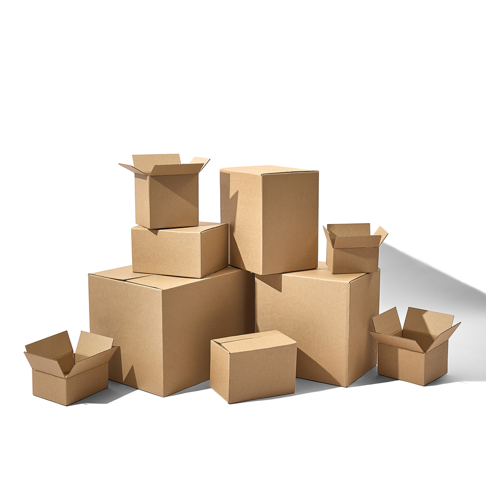 композиция из крафтовых коробок на белом фоне съемка