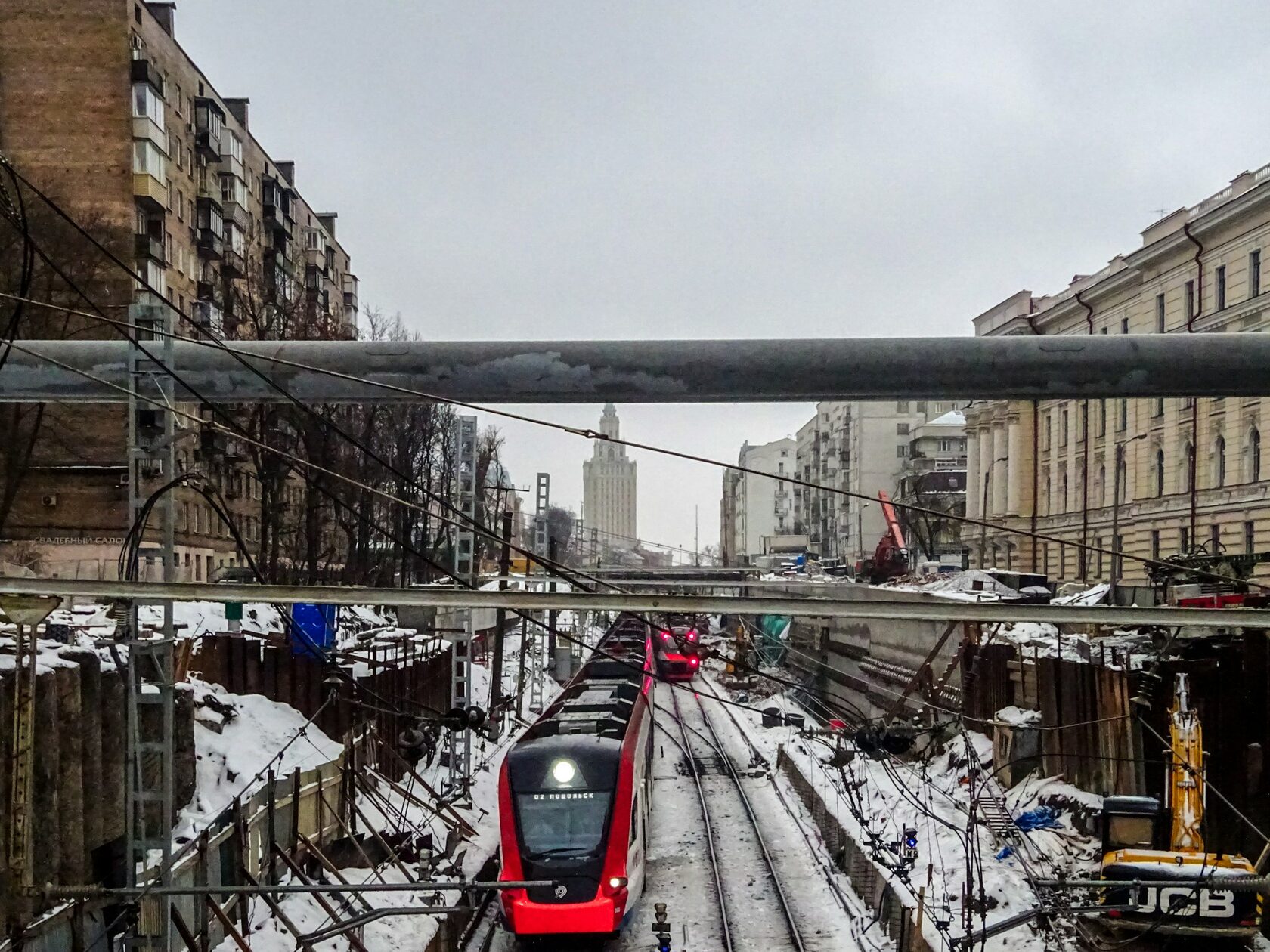 Рабочий на строительном объекте зимой