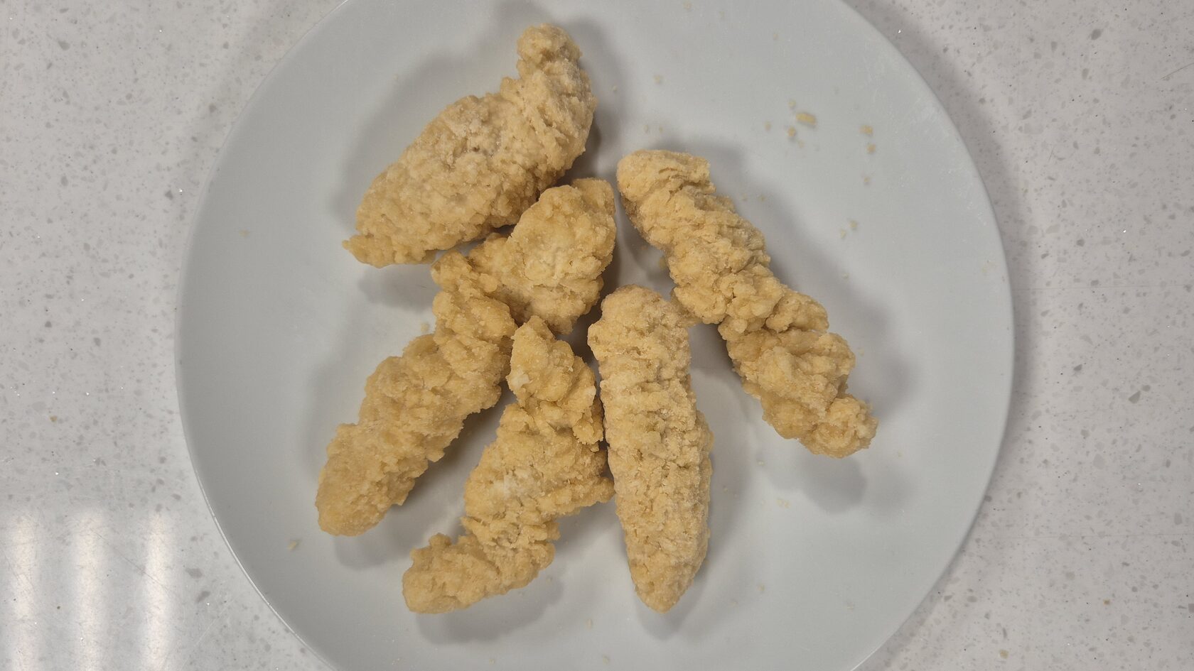 Стрипсы из мяса курицы «Сочные» — готовое блюдо на тарелке