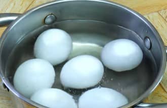 Приготовление салата «Невеста» с копчёной курицей и плавленным сыром: шаг 2