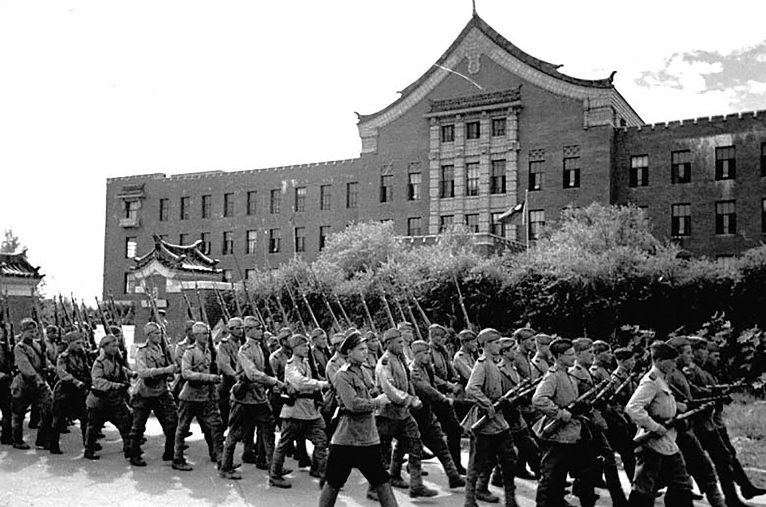 Советский союз вступил в войну с японией. Харбин парад Победы 1945. Парад в Харбине 1945г. Парад советских войск в Харбине в 1945 году. Парад Победы советских войск в Харбине 16 сентября 1945 года.