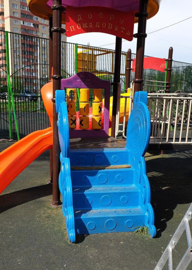 Сломанная лесенка на детской площадке
