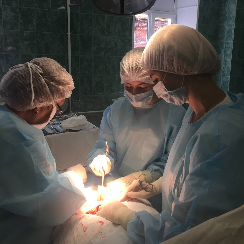 Врачи оперируют пациента