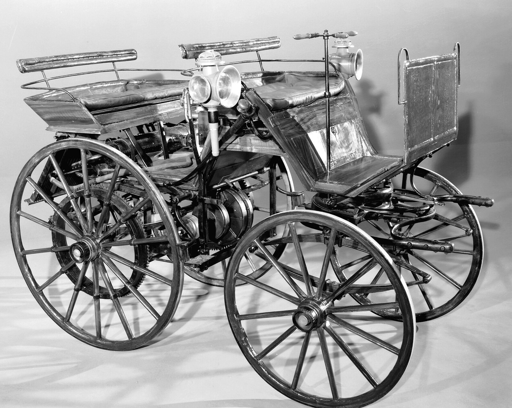 Км 1 машина. Daimler Motor car 1886. Готлиб Даймлер первый автомобиль. 1885-1886 Бенц и Даймлер. Готлиб Даймлер 1895.