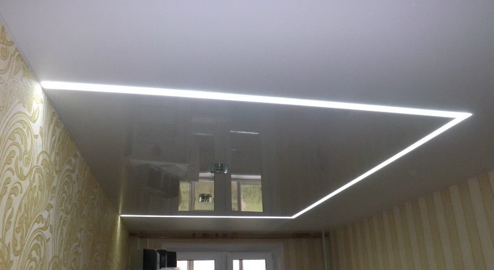 Натяжной потолок с линейной подсветкой