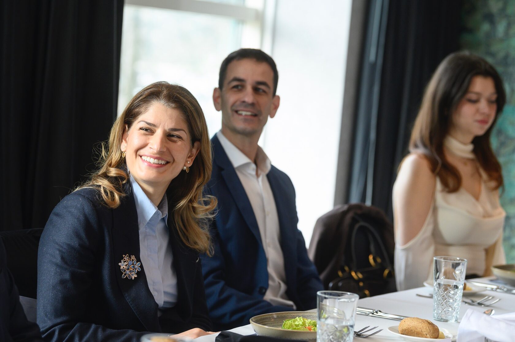 Участници слушат внимателно по време на дискусия на CEO Only Lunch в Hilton Sofia