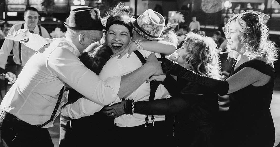 радостные гости на банкете