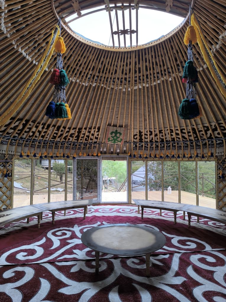 Юрта с панорамными окнами в пол для сдачи в аренду