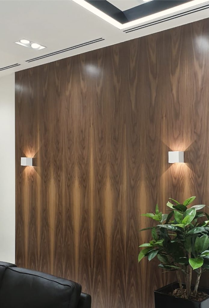 Стеновые панели из МДФ в шпоне американский орех против контрастного освещения.