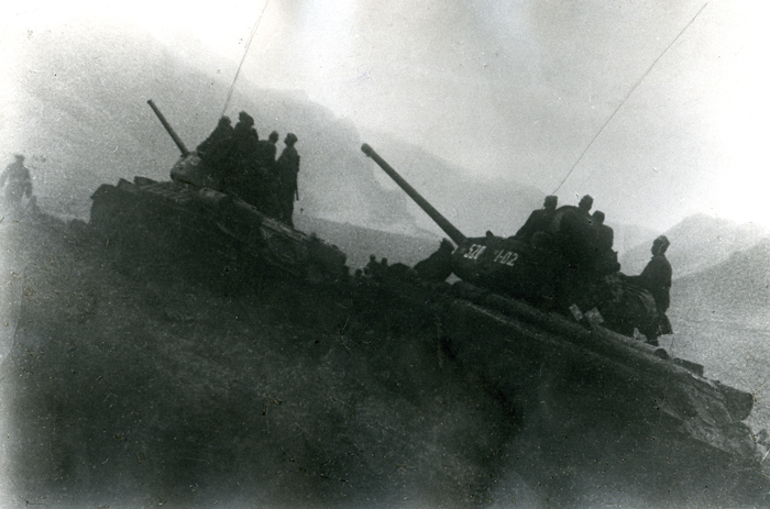 Черно-белое фото. Два танка в годы Великой Отечественной войны.