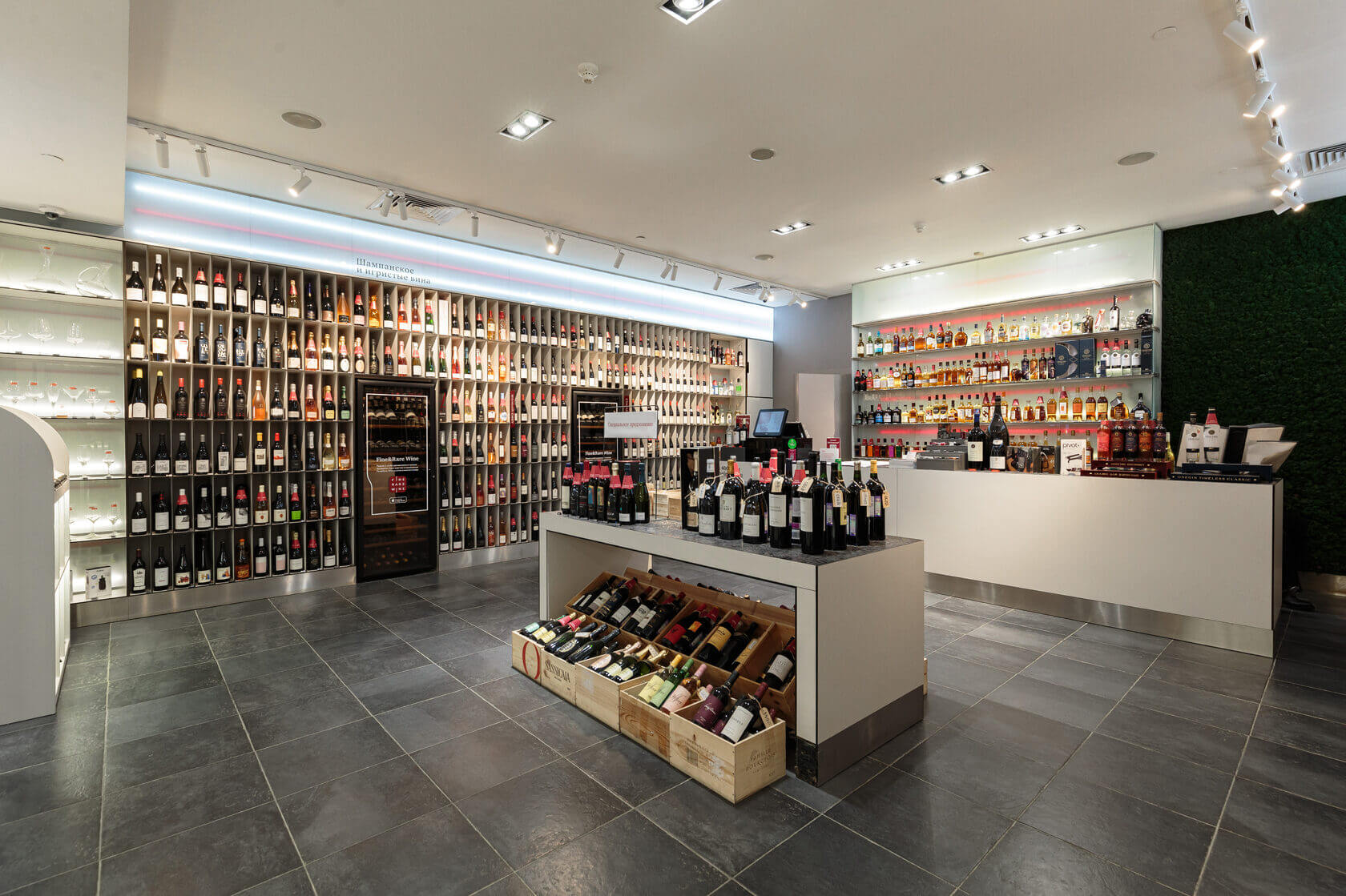 Ассортимент вин на витрине магазина