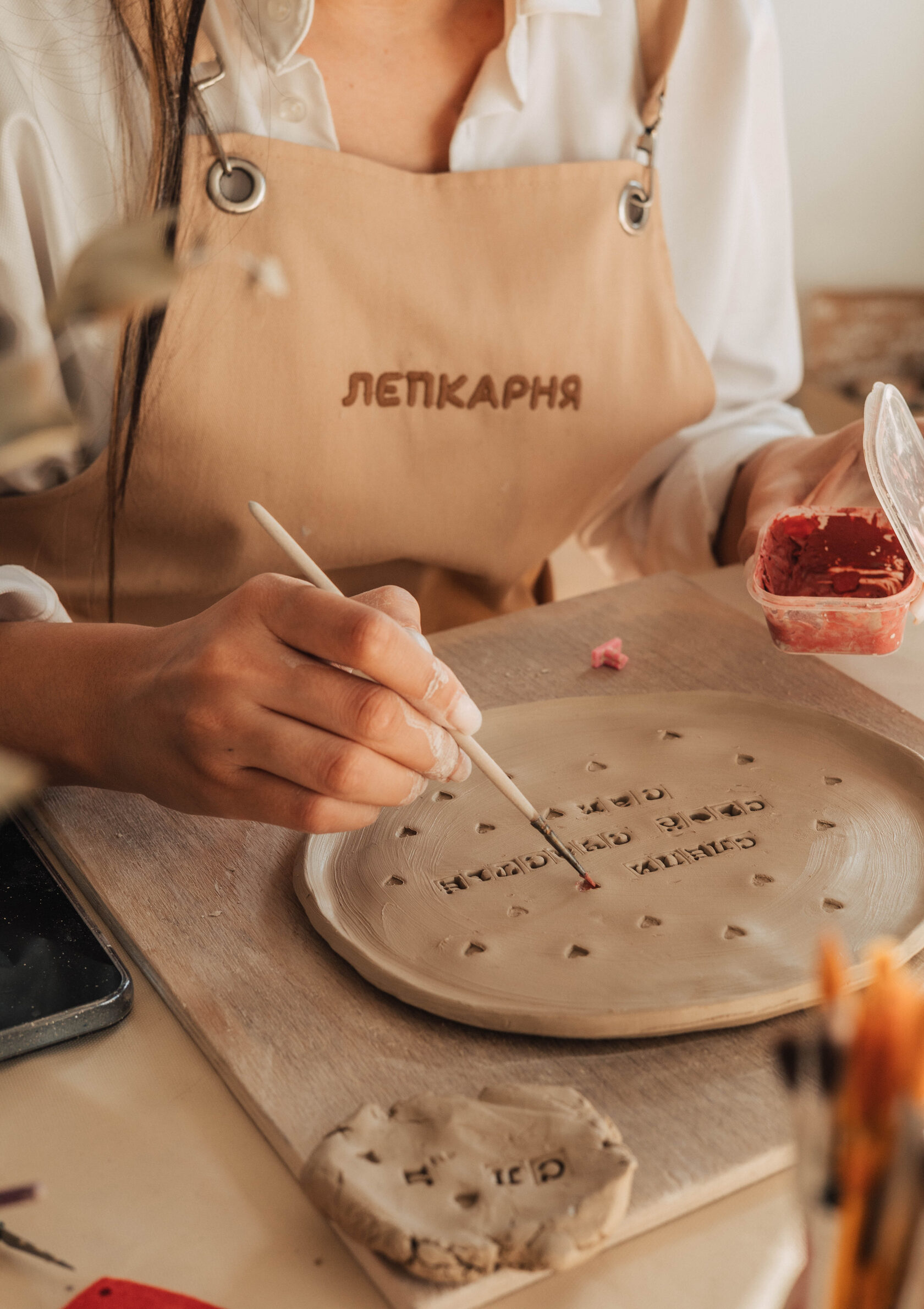 Роспись и декор изделий на корпоративном мастер-классе по керамике