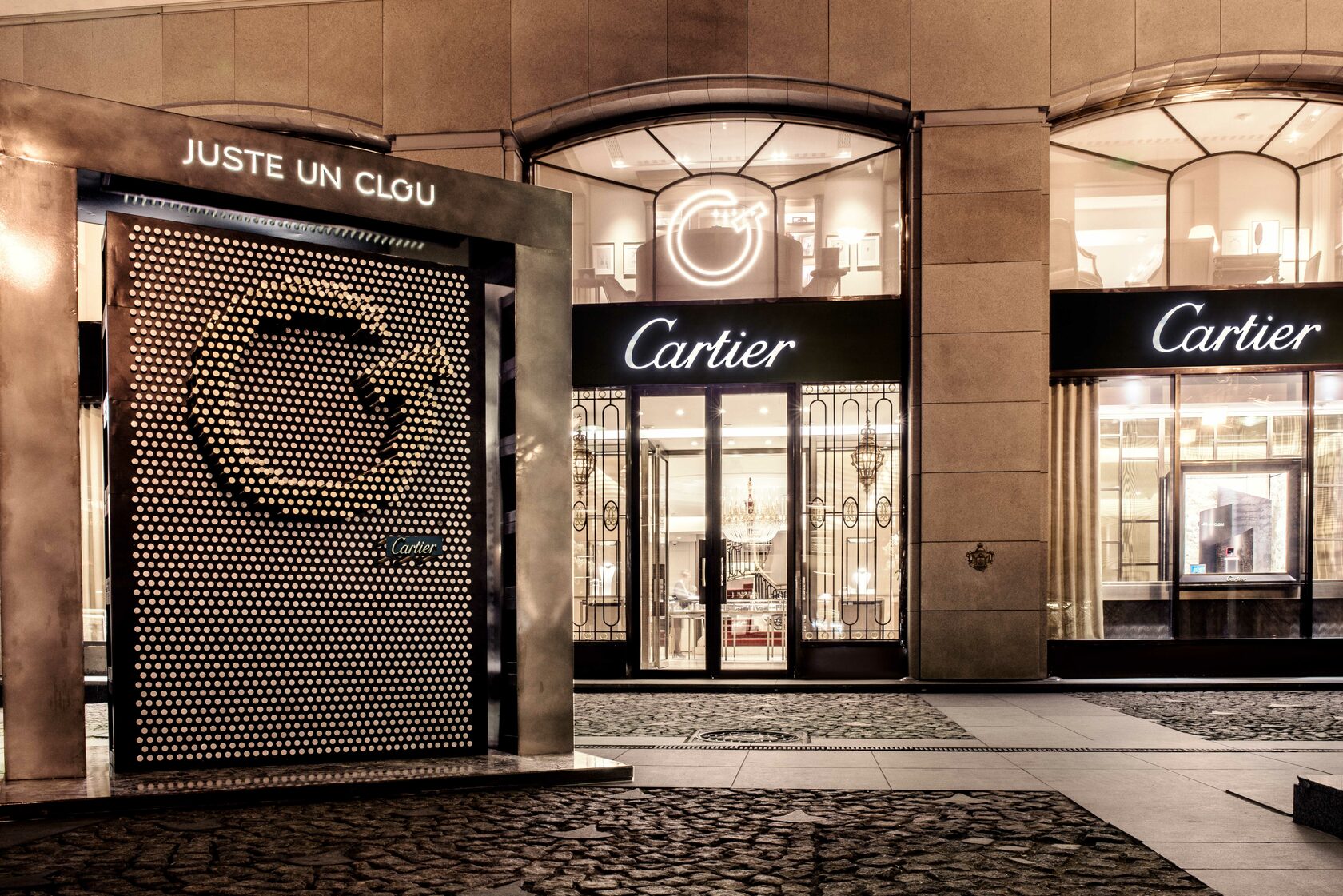 Cartier москва. Бутик Cartier Петровка. Cartier Кузнецкий мост. Cartier Петровка 5. Картье Петровка 5 бутик в Москве.