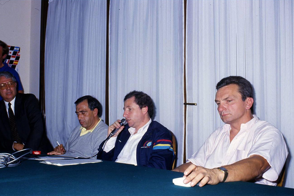 Коррадо Провера, руководитель Team Peugeot Жан Тодт и инженер Андре де Кортанс на пресс-конференции, ралли Сан-Ремо 1986