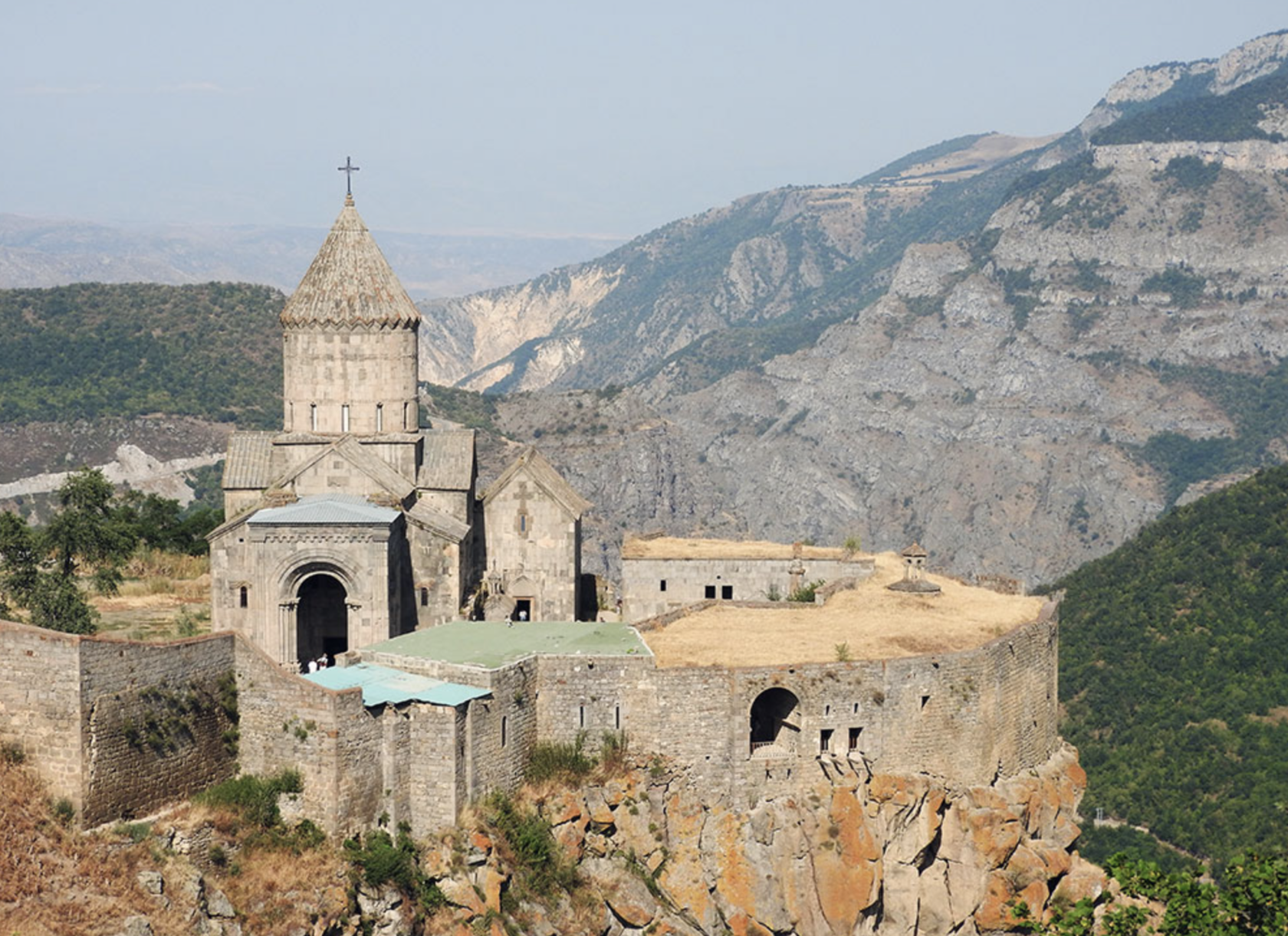 Можно ли ехать в армению. Монастырь Татев. Татев Армения. Монастырь Тегер Армения. Монастырь Татев стены.