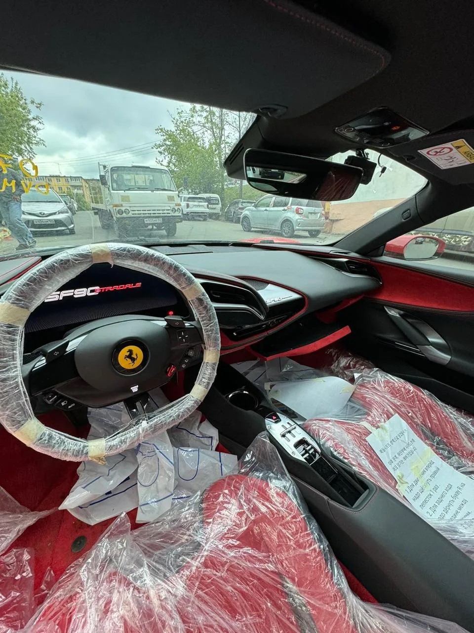 Салон Ferrari SF90 Stradale