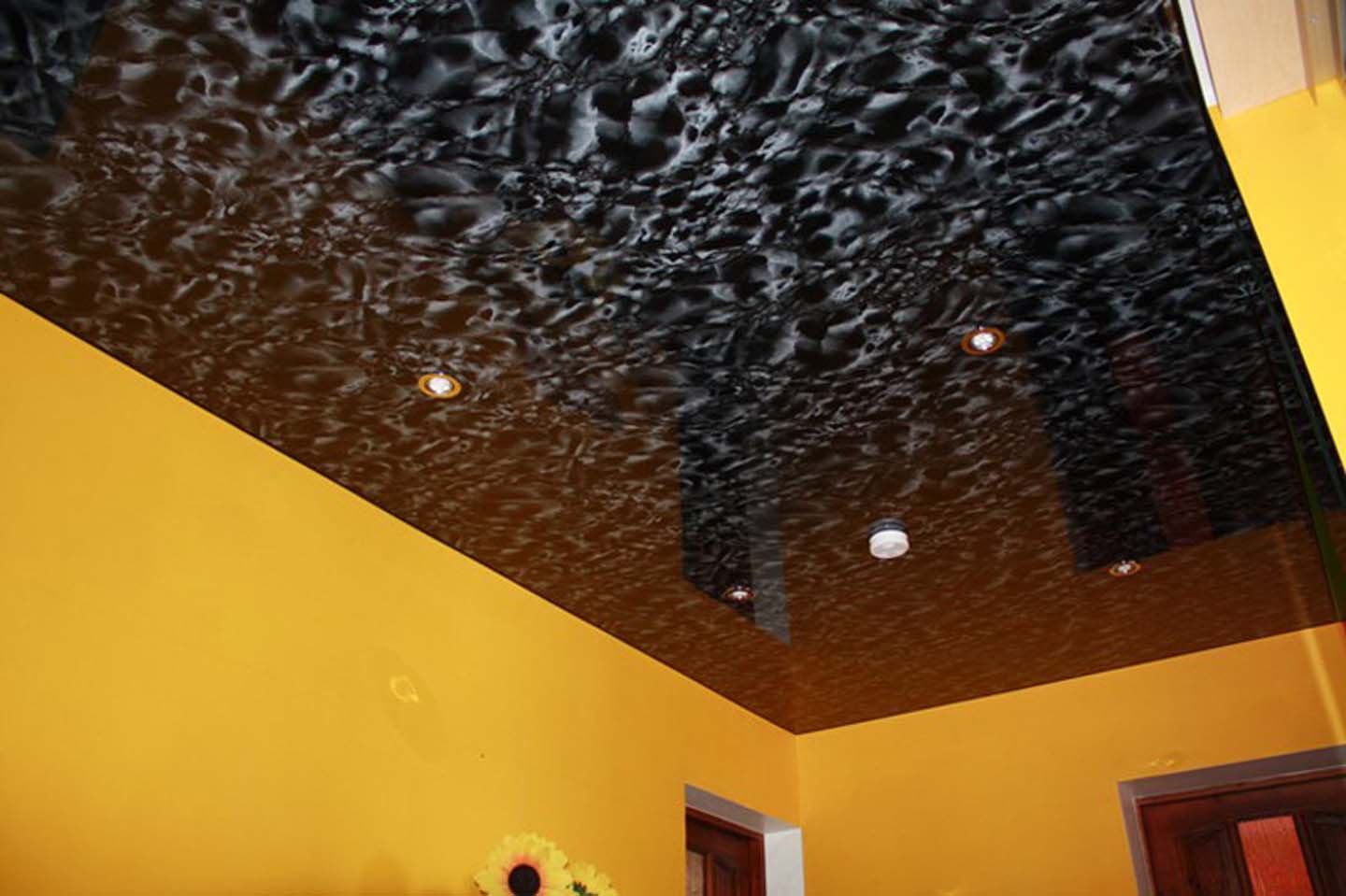 натяжной потолок с блестками фото
