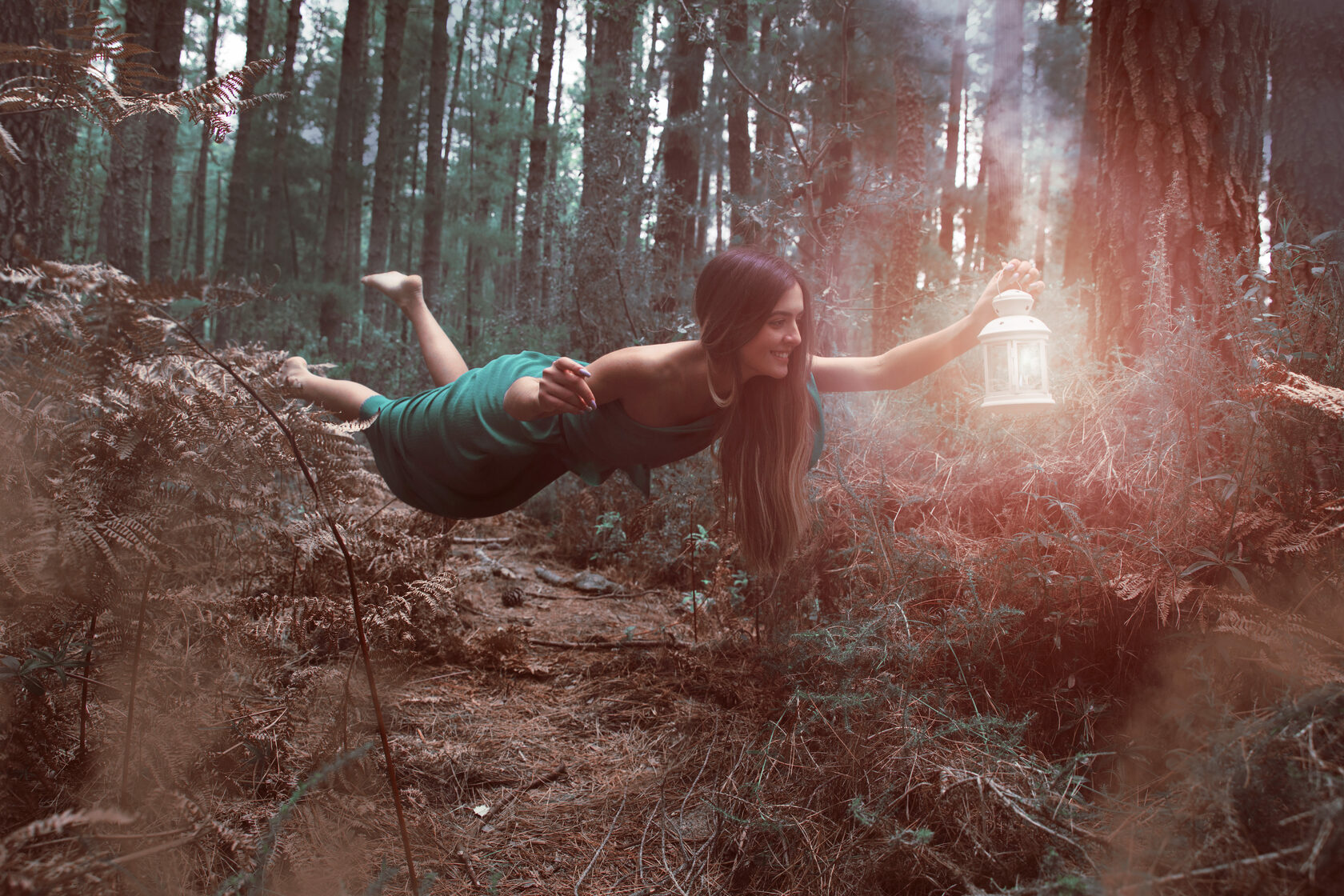 Дикая сила. Девушка левитирует в лесу. Женская природа родов волшебство. Levitating girl in the Woods. Woman shoots.