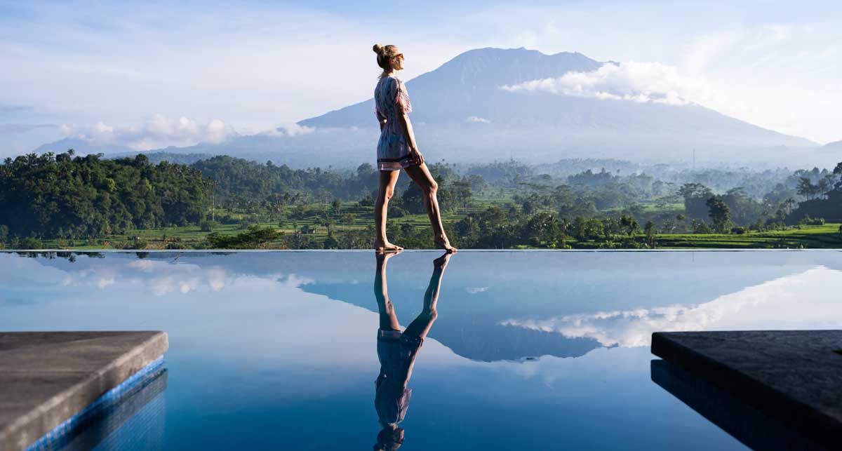 Вид на самый главный для индуистов вулкан Индонезии, Агунг с одного из отелей Убуда