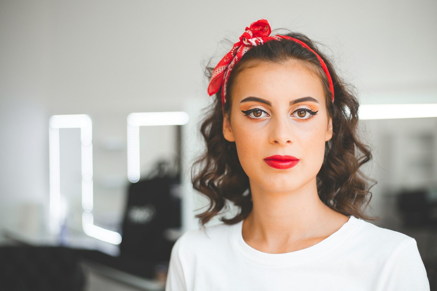 Pin-Up макияж с акцентом на красные губы — студийный свет