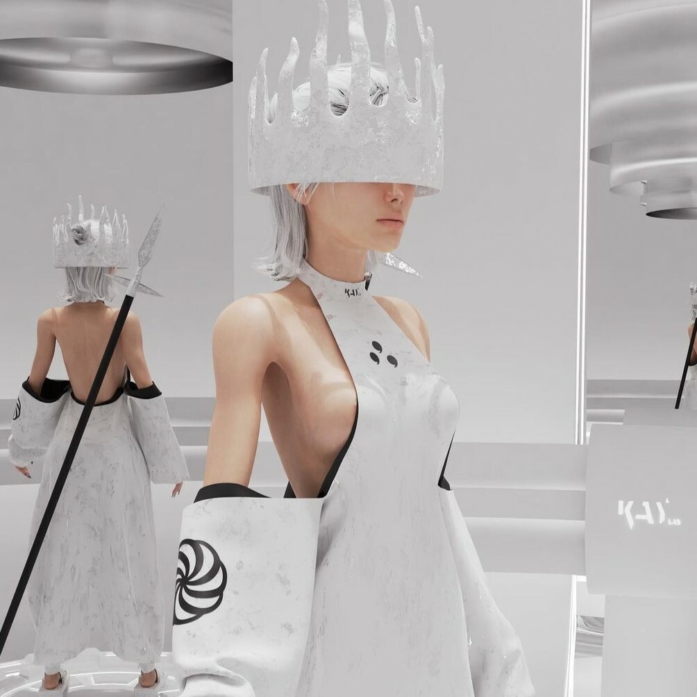 Цифровой аватар в виртуальной одежде. Белые рукава с открытыми плечами и копьё за спиной.