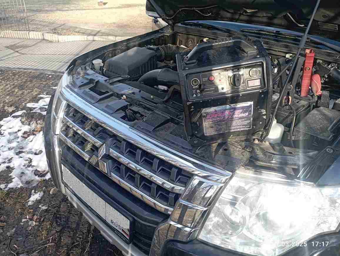 Запустили двигатель, прикурили аккумулятор на Mitsubishi Pajero на улице Демьяна Бедного в Калининском районе Санкт-Петербурга