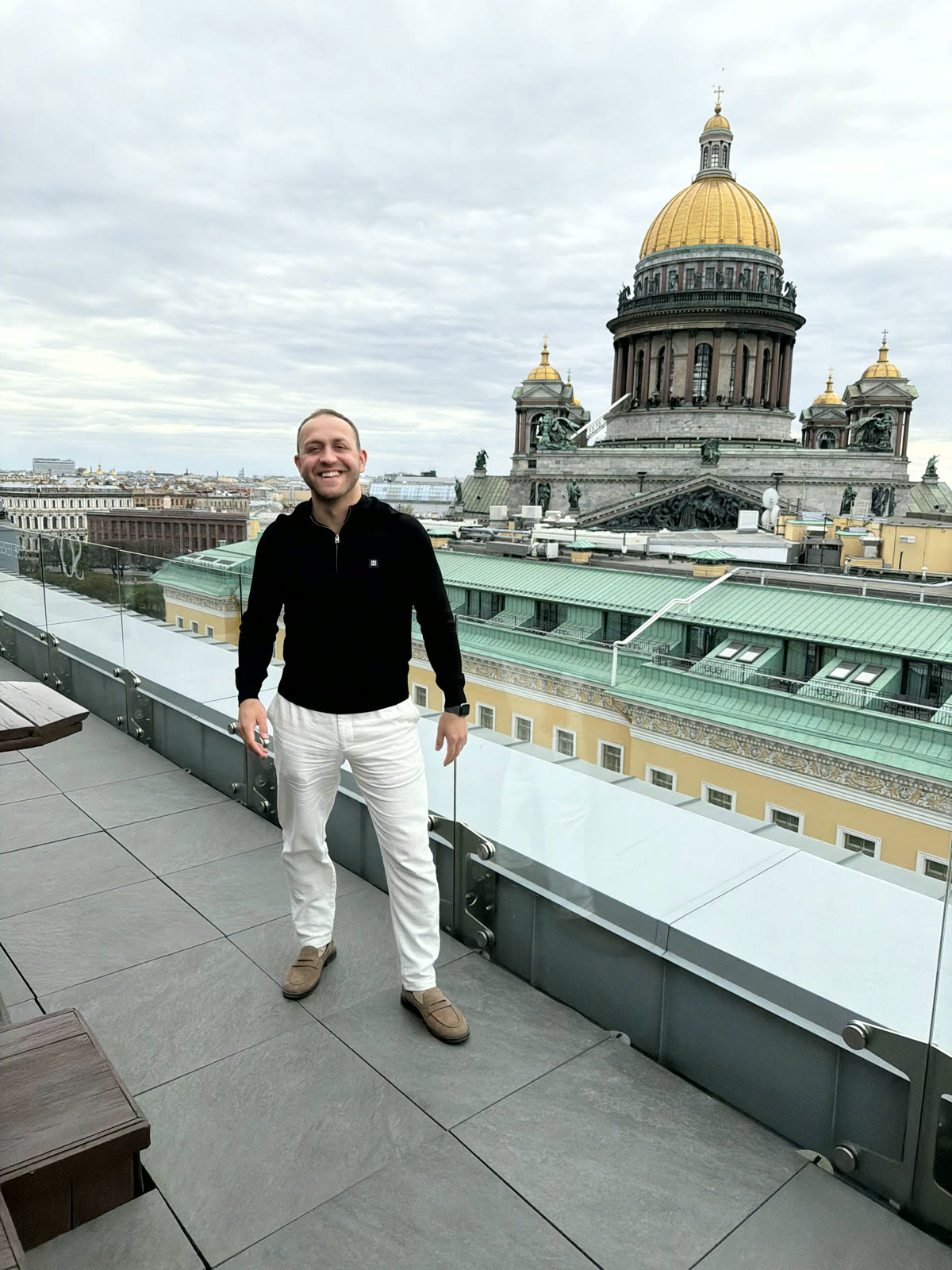 Дмитрий Туктамышев на крыше с видом на Исаакиевский собор
