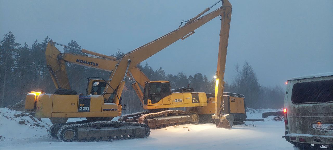 Длиннорукий экскаватор Komatsu PC220-8M0 зимой на объекте