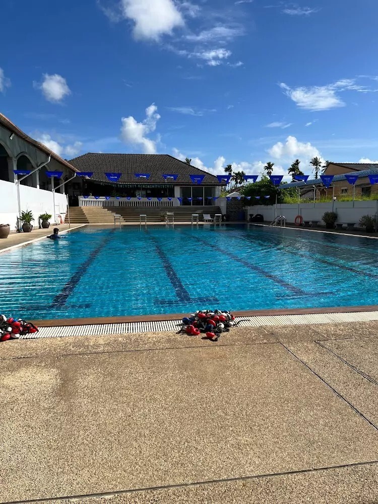 Бассейн BangBang Aquatics в Чалонге: 25 метров, стартовые тумбы, флажки над дорожками