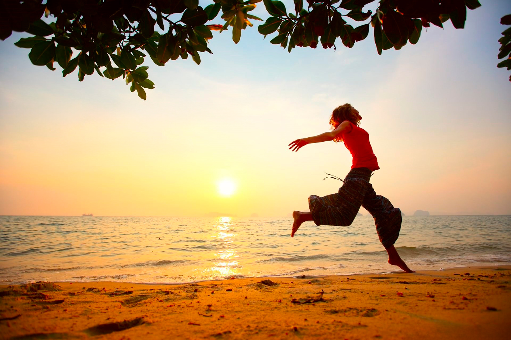 Берег моря, счастливая женщина