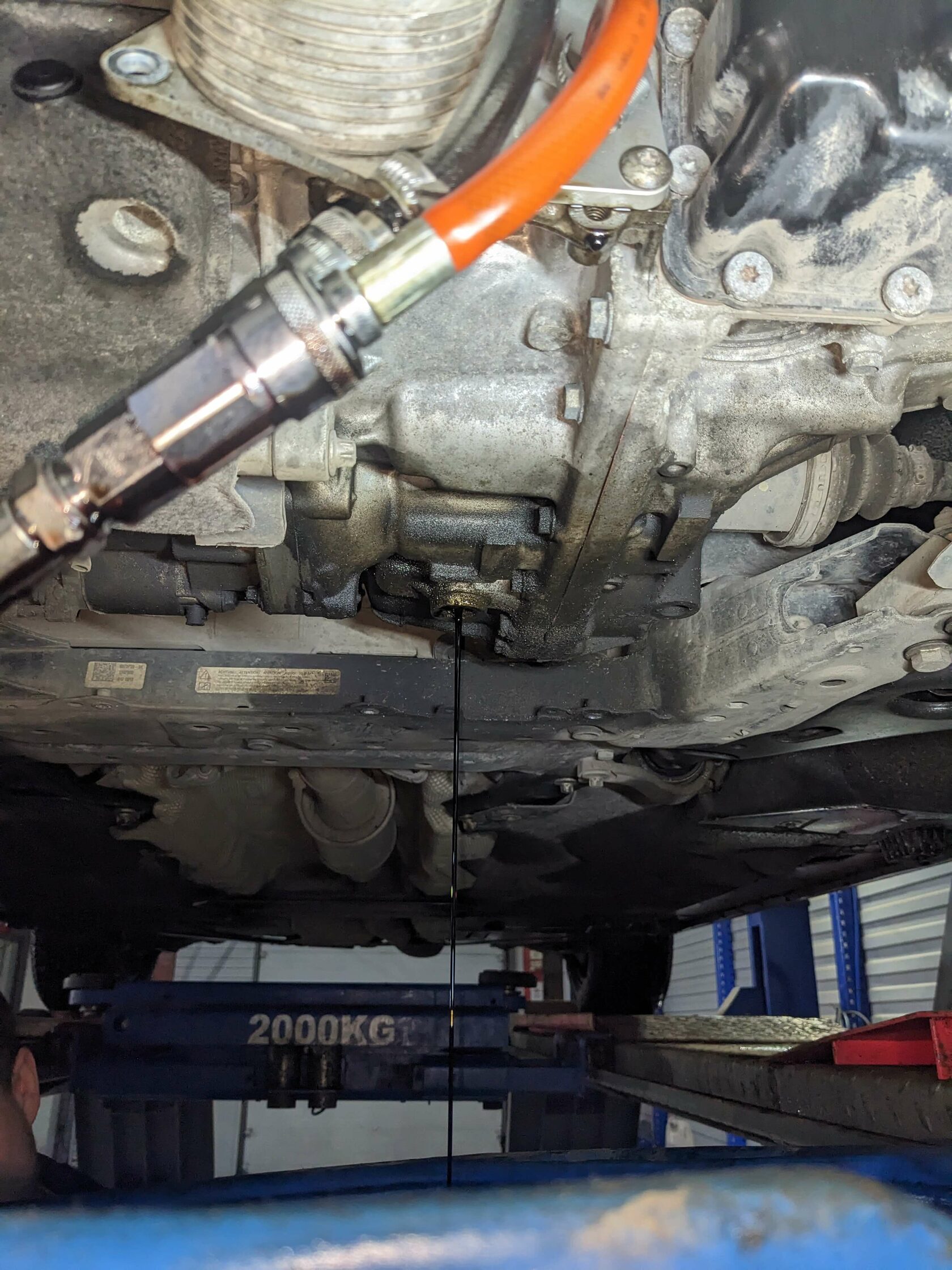 Слив масла через контрольную пробку